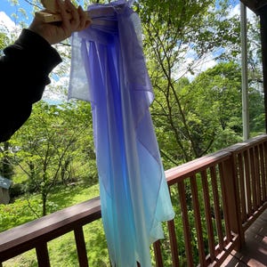 Ice Princess Seidenschleierfächer • UV-reaktiv • Lavendel + Eisblau handgefärbte Habotai-Seide • Bambusstäbe in Standardgröße • Wird auf Bestellung gefertigt