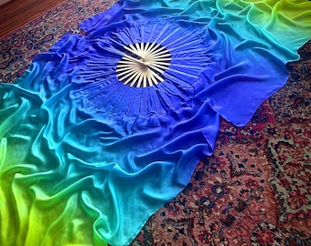 Ventiladores eléctricos de seda Nymph • Reactivos a los rayos UV • Seda fluida teñida a mano en índigo neón y verde • Varillas de bambú natural • Hechos a medida