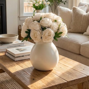 Minimalistischer Strauß weißer Rosen, moderne Keramikvase, künstliches Blumenarrangement