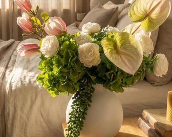 Elegantes künstliches Blumenarrangement - Anthurium, grüne Hortensie, Magnolie und Rosenmittelstück (mit oder ohne Vase)