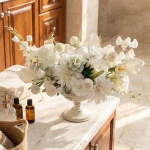 Biała kompozycja ze sztucznych kwiatów: elegancki neutralny element centralny w klasycznym wazonie, elegancki wystrój stołu