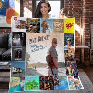 Może przedstawiać: Koc z okładkami albumów i zdjęciami Jimmy'ego Buffetta. Centralny obraz przedstawia Buffetta z gitarą. Tytuły albumów to m.in. "Songs from St. Somewhere" i "Boats, Bars & Ballads". Koc to kolorowy kolaż.