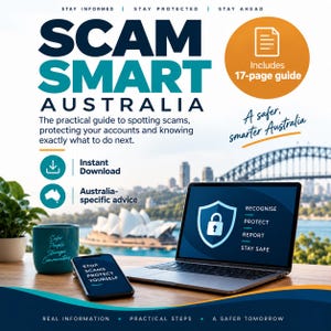 Può includere: Una guida digitale intitolata SCAM SMART AUSTRALIA che include un manuale di 17 pagine, un computer portatile con l'icona di uno scudo e un lucchetto, e uno smartphone con il testo STOP SCAMS PROTECT YOURSELF. Una tazza color ottanio è appoggiata.