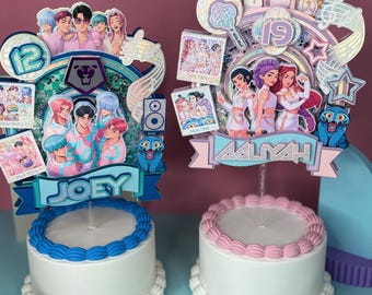 Peut inclure: Deux décorations de gâteau personnalisées avec des illustrations de personnages de style anime, des accents scintillants et des motifs musicaux. La décoration de gauche affiche le nom JOEY et le nombre 12, celle de droite AALIYAH et 19.