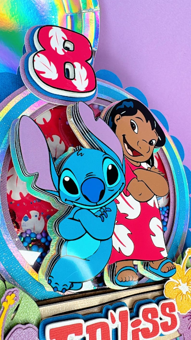 Może przedstawiać: Wielowarstwowa dekoracja urodzinowa z postaciami Stitcha i Lilo z filmu animowanego Lilo & Stitch. Numer 8 jest wyraźnie widoczny, wraz z tekstem "Endless". Projekt łączy żywe kolory i zabawną estetykę.