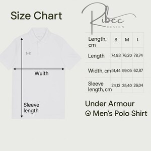 Op de afbeelding: Een witte Under Armour poloshirt met een maattabel. De tabel toont afmetingen in centimeters voor lengte, breedte en mouwlengte voor de maten S, M en L. Het shirt heeft het Under Armour logo.