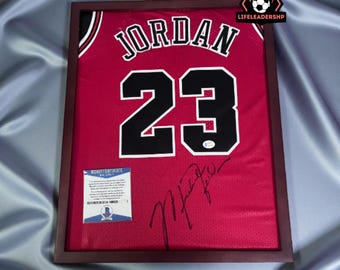 Maglia rossa Jordan #23 firmata e incorniciata - Autografo con certificato di autenticità BAS