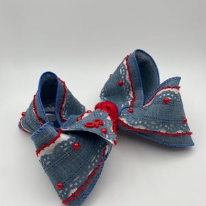 Denim med röda pärlor, vågig