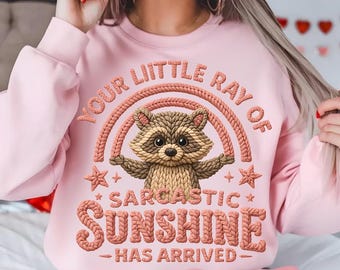 PNG de sol sarcástico, diseño de mapache de punto grueso, sublimación con frase divertida, descarga digital en tonos pastel acogedores, PNG de animal adorable