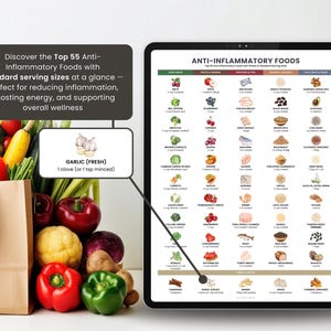 Op de afbeelding: Een digitale tablet toont een "Anti-Inflammatoire Voedingsmiddelen" grafiek met diverse groenten, fruit, eiwitten en vetten. Een papieren zak gevuld met verse producten, waaronder rode paprika's, tomaten en broccoli, staat op de voorgrond. De tekst op de tablet luidt "Ontdek de Top 55 Anti-inflammatoire Voedingsmiddelen".