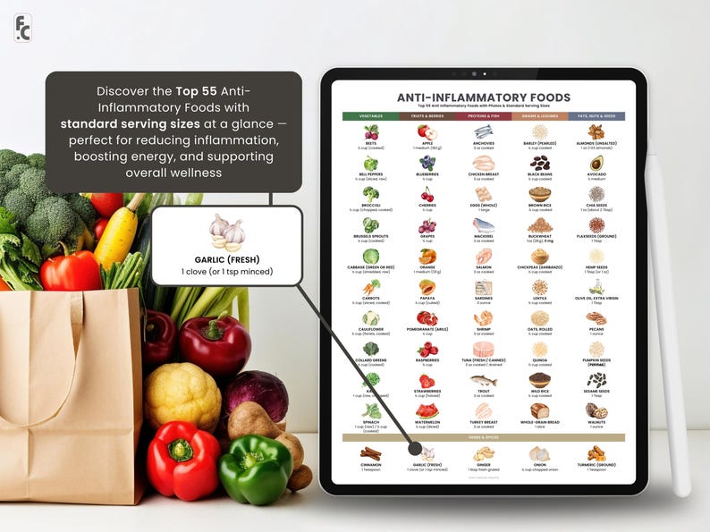 Op de afbeelding: Een digitale tablet toont een "Anti-Inflammatoire Voedingsmiddelen" grafiek met diverse groenten, fruit, eiwitten en vetten. Een papieren zak gevuld met verse producten, waaronder rode paprika's, tomaten en broccoli, staat op de voorgrond. De tekst op de tablet luidt "Ontdek de Top 55 Anti-inflammatoire Voedingsmiddelen".