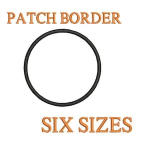 Könnte beinhalten: Ein schwarzes, kreisförmiges Patch-Border-Design mit dem Text "PATCH BORDER" oben und "SIX SIZES" unten, alles in einer braunen, stilisierten Schriftart. Das Design ist vor einem weißen Hintergrund platziert.