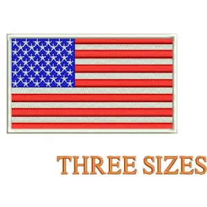 Könnte beinhalten: Gestickter Aufnäher mit der amerikanischen Flagge, mit roten und weißen Streifen und einem blauen Feld mit weißen Sternen. Der Aufnäher ist rechteckig mit einem weißen Rand. Der Text "THREE SIZES" steht darunter.