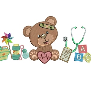 Puede incluir: Diseño bordado con un oso de peluche marrón con una venda en la cabeza, un corazón rosa y herramientas médicas. Incluye un estetoscopio, portapapeles y bloques ABC, junto con una caja de herramientas de juguete, burbujas y un molinillo.