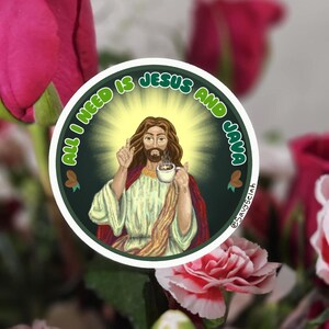 Adesivo in vinile impermeabile e carino - Regali cristiani/religiosi disegnati a mano - Adesivo "Tutto ciò di cui ho bisogno è Gesù e Giava" - Regalo per gli amanti del caffè
