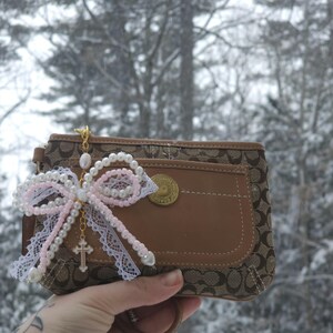 Dije para bolso con lazo de cuentas hecho a mano: Coastal Coquette Faith, accesorio de Savy Selah