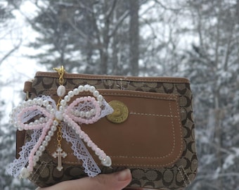 Dije para bolso con lazo de cuentas hecho a mano: Coastal Coquette Faith, accesorio de Savy Selah