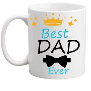 Op de afbeelding: Witte keramische mok met een zwart en blauw ontwerp met de tekst "Best DAD Ever". Het ontwerp bevat ook een gouden kroon en een zwarte vlinderdas.