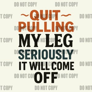 Könnte beinhalten: Cremefarbene Grafik mit dem Text "Quit Pulling My Leg Seriously It Will Come Off" in verschiedenen Farben und Schriftarten. Die Wörter sind in einem fetten, gut lesbaren Stil.