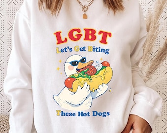 Camiseta "Vamos Morder Esses Cachorros-Quentes" LGBT, Camiseta Engraçada com Ganso Comendo Cachorro-Quente, Camiseta Humorística para Churrasco, Camiseta para Festa de Verão, Camiseta Fofa com Ganso Comendo Cachorro-Quente - Presente