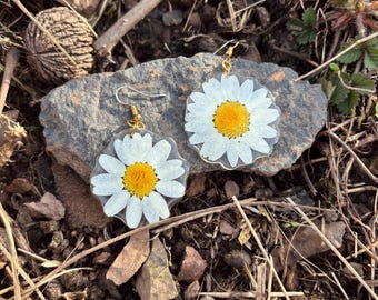 Pendientes de margaritas naturales, joyería boho con flores prensadas, regalo de primavera/Pascua, accesorio floral de estilo cottagecore, regalo para amantes de la naturaleza.