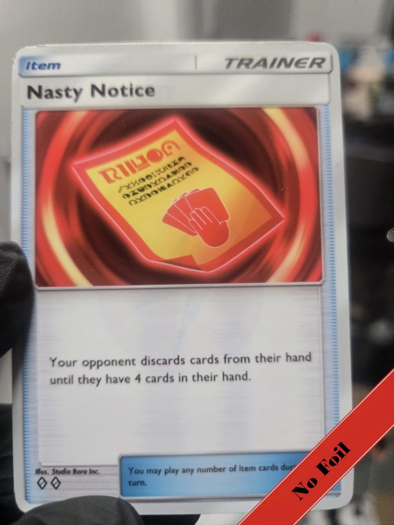 Puede incluir: Una carta de Entrenador Objeto Nasty Notice del juego de cartas coleccionables Pok&eacute;mon. La carta muestra una ilustraci&oacute;n de un papel rojo con un icono de mano y texto sobre un fondo rojo giratorio. El texto dice: Your opponent discards cards.