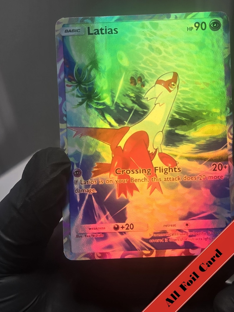 Puede incluir: Una carta coleccionable hologr&aacute;fica de Latias con la ilustraci&oacute;n de una criatura roja y blanca. La carta muestra el nombre Latias, 90 HP y el ataque Crossing Flights. El fondo tiene un efecto de luz verde y azul vibrante con palmeras.