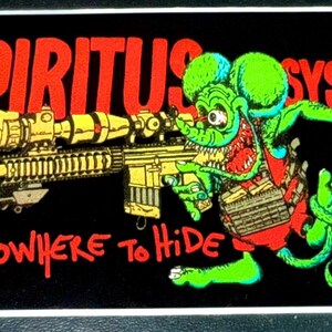 Op de afbeelding: Zwarte rechthoekige sticker met de woorden "SPIRITUS SYSTEMS" in het rood. Een cartoon groene rat met een geweer en een oog in de scope is afgebeeld. De tekst "NOWHERE TO HIDE" staat eronder.