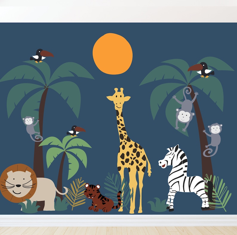 Puede incluir: Un mural de pared con tem&aacute;tica de jungla con una jirafa, una cebra, un le&oacute;n, un tigre, monos y tucanes. Palmeras y un sol naranja sobre un fondo azul oscuro. El dise&ntilde;o es infantil.