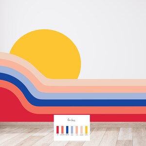 Puede incluir: Un mural de pared con un sol amarillo y l&iacute;neas curvas de colores en tonos de rojo, rosa, azul y blanco. El texto "The daisy" est&aacute; debajo del mural con una paleta de colores de los colores utilizados en el mural.