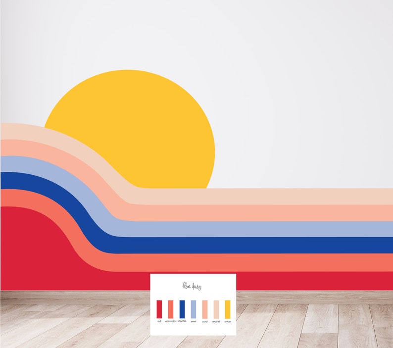 Puede incluir: Un mural de pared con un sol amarillo y l&iacute;neas curvas de colores en tonos de rojo, rosa, azul y blanco. El texto "The daisy" est&aacute; debajo del mural con una paleta de colores de los colores utilizados en el mural.