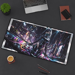 Puede incluir: Alfombrilla de escritorio rectangular con una ilustración de estilo anime futurista de una figura femenina con un body negro, máscara y orejas de gato, sosteniendo una espada. El fondo representa un paisaje urbano iluminado con neón y colores vibrantes.