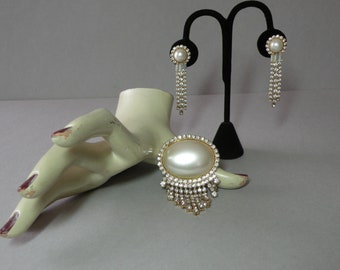 Conjunto vintage de aretes y broche de perlas de imitación