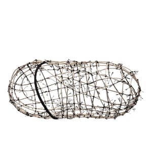 Puede incluir: Un juego de tres cuencos apilables de cerámica en tonos azul, verde y blanco. Los cuencos presentan un esmalte moteado y un diseño sencillo y moderno. El cuenco más grande tiene aproximadamente 15 cm de diámetro.