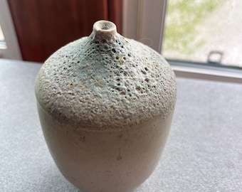 Jarrón de cerámica de estudio sin orificio con esmalte de lava texturizado