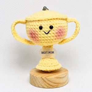 Gehäkelte Trophäe als Amigurumi – Handgefertigtes Plüschgeschenk mit individuellem Text (Freund)