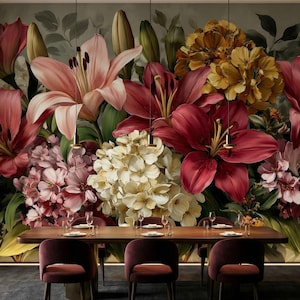 Puede incluir: Un comedor con un gran mural floral con lirios y hortensias en tonos rojos, rosas y amarillos. Una mesa de madera oscura está puesta con cubiertos, y sillas de color burdeos están dispuestas alrededor. La habitación tiene paneles de madera oscura y una alfombra gris.