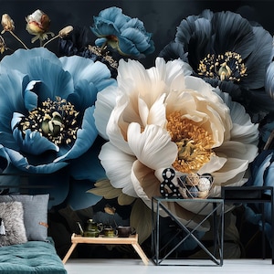 Könnte beinhalten: Eine große florale Wandtapete mit übergroßen Pfingstrosen in Blau-, Weiß- und Cremetönen vor einem dunklen Hintergrund. Die Blumen haben detaillierte Blütenblätter und goldene Zentren, was eine dramatische und elegante Ästhetik schafft.