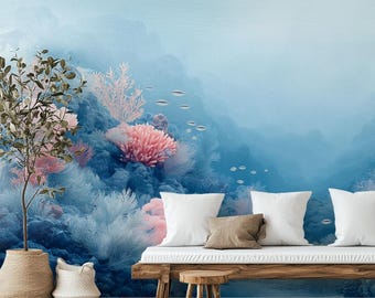 Puede incluir: Un mural azul y blanco con temática submarina con corales y peces. El mural está en una pared detrás de un banco de madera con cojines blancos y un pequeño taburete de madera. Una planta en maceta y una cesta tejida están frente al mural.
