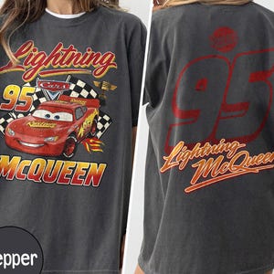 Puede incluir: Un letrero de madera r&uacute;stica con el texto "Welcome to our home" en letras blancas. El letrero presenta un acabado envejecido y un dise&ntilde;o simple y acogedor, ideal para un porche o entrada.