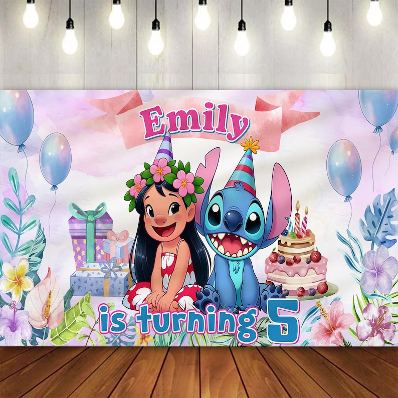 K&ouml;nnte beinhalten: Eine Geburtstagsbanner mit den Figuren Lilo und Stitch. Auf dem Banner steht "Emily wird 5" in einem farbenfrohen Design mit Luftballons, Geschenken und einer Torte. Der Hintergrund hat ein hellrosa und blaues Farbschema.