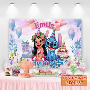 K&ouml;nnte beinhalten: Eine Geburtstags-Kulisse mit den Figuren Lilo und Stitch, mit dem Namen "Emily" und der Zahl "5". Die Kulisse enth&auml;lt Ballons, Geschenke und einen Kuchen. Ein Tisch davor zeigt Cupcakes, S&uuml;&szlig;igkeiten und einen Kuchen.