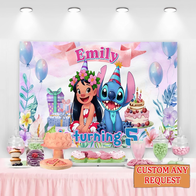 K&ouml;nnte beinhalten: Eine Geburtstags-Kulisse mit den Figuren Lilo und Stitch, mit dem Namen "Emily" und der Zahl "5". Die Kulisse enth&auml;lt Ballons, Geschenke und einen Kuchen. Ein Tisch davor zeigt Cupcakes, S&uuml;&szlig;igkeiten und einen Kuchen.