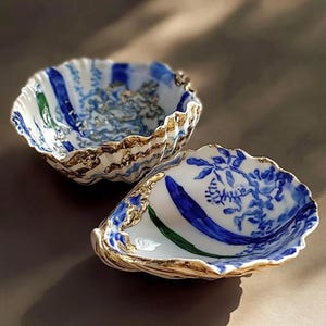 Prato de enfeites de concha de ostra com borda de folha de ouro | Decoração de casa costeira | Prato de joias exclusivo | Arte sustentável | Presente do dia do mês | Belo presente