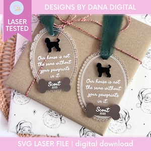 Può includere: Ornamento per cani in acrilico trasparente con una silhouette nera di cane, il testo "Our house is not the same without your pawprints in it" e un'etichetta a forma di osso con "Scout 2025". L'ornamento è testato al laser.