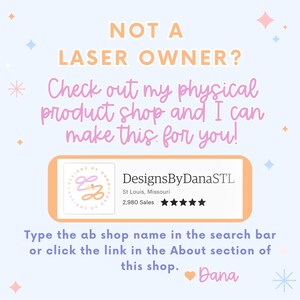 Pu&ograve; includere: Sfondo azzurro chiaro con testo: "NON SEI UN PROPRIETARIO DI LASER? Dai un'occhiata al mio negozio di prodotti fisici e posso farlo per te!" Viene mostrata una schermata del negozio Etsy con il nome del negozio DesignsByDanaSTL.