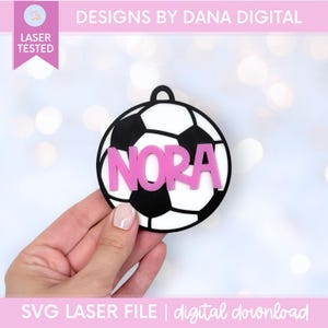 Fußball-Taschenanhänger SVG Benutzerdefinierte Namensschild Laser geschnitten Datei für Fußball-Rucksack-Tag-Geschenk für Fußball-Team-Namens-Tag für Gepäck personalisiertes Team-Geschenk