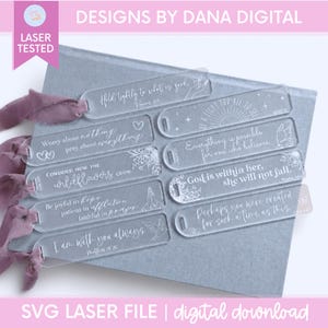 Könnte beinhalten: Transparente Acryl-Lesezeichen mit inspirierenden Zitaten und floralen Designs. Die Lesezeichen enthalten Sätze wie "Halte dich an das Gute" und "Betrachte, wie die Wildblumen wachsen". Der Text "DESIGNS BY DANA DIGITAL" befindet sich oben.