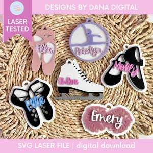 Puede incluir: Un conjunto de adornos cortados con láser con formas variadas, incluyendo zapatillas de ballet, patines de hielo y una silueta de bailarina. Cada adorno presenta un nombre en fuente cursiva. La paleta de colores incluye rosa, blanco, negro y morado.