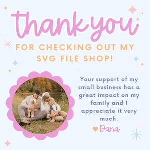 Puede incluir: Un mensaje de agradecimiento con un esquema de color rosa y morado. El mensaje dice "&iexcl;Gracias por visitar mi tienda de archivos SVG!" e incluye una foto de una familia de cuatro personas sentadas en un parque. El texto debajo de la foto dice "Su apoyo a mi peque&ntilde;o negocio tiene un gran impacto en mi familia y yo, y lo agradezco mucho. Dana"